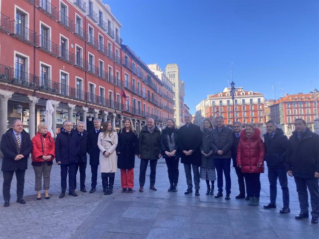Carnero y Blanco Llamas, junto al resto de delegados territoriales de la Junta en la Plaza Mayor de Valladolid.