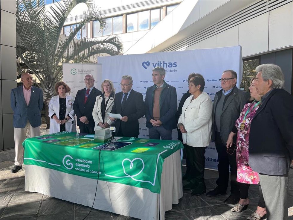 Mesa Informativa Vithas Xanit y AECC Benalmádena