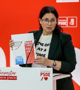 La secretaria de Organización del PSOE de Extremadura, Marisol Mateos, en rueda de prensa