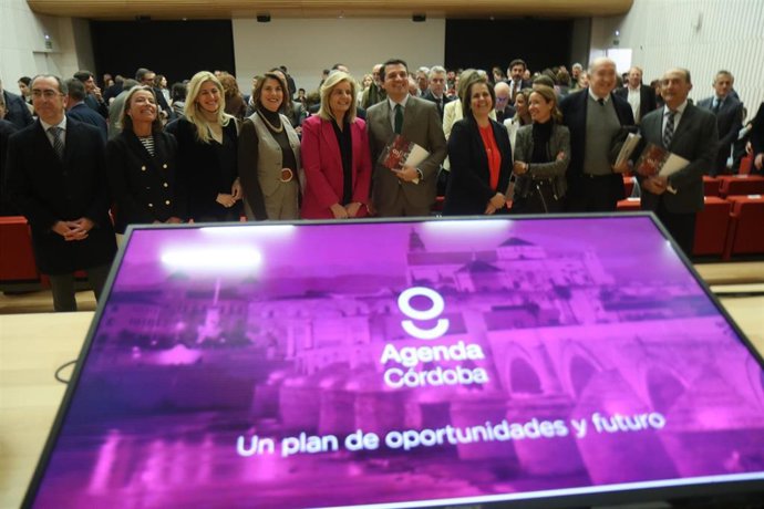Inauguración de la Jornada 'Agenda Córdoba' con el alcalde, José María Bellido, ante unos 250 representantes económicos y sociales de la ciudad.