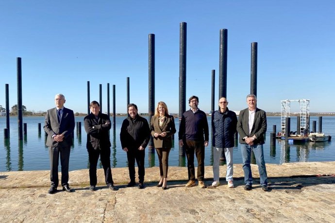 Visita de la presidenta del Puerto de Huelva, Pilar Mirnada, a la Marina del Odiel.