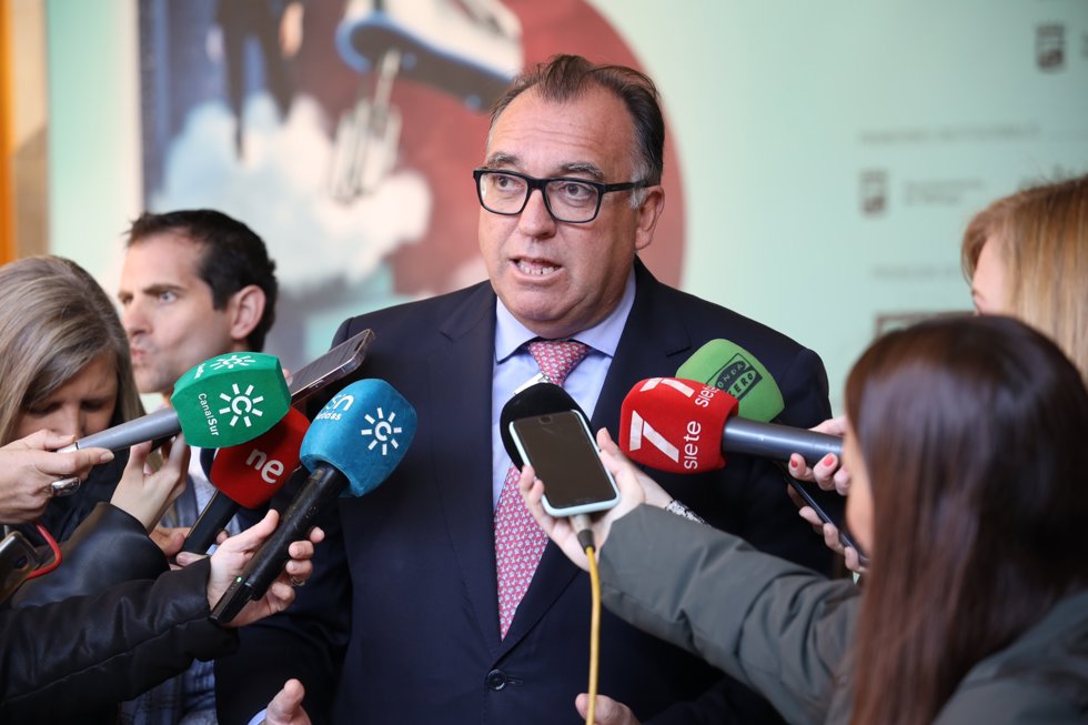 El consejero de Turismo, Cultura y Deporte, Arturo Bernal, atiende a los medios de comunicación inauguración de la XV edición de H&T, Salón de Innovación en Hostelería
