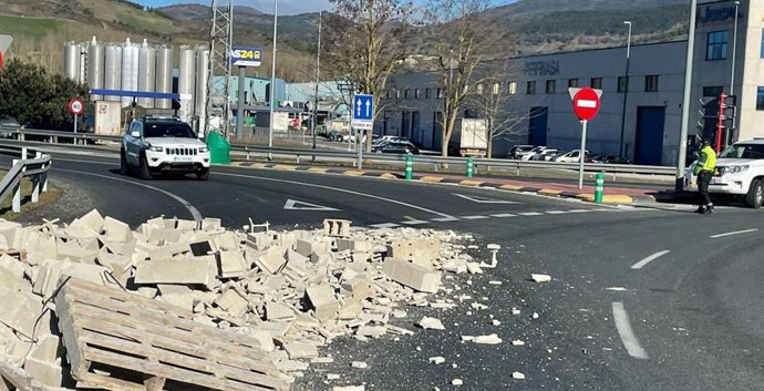 Un camión pierde su carga en la rotonda de Arre, sin daños personales.