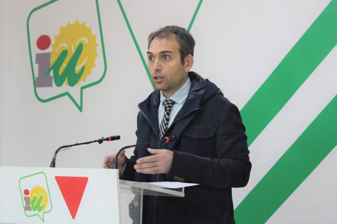 El coordinador general de IU Andalucía, Toni Valero, en rueda de prensa en Málaga.
