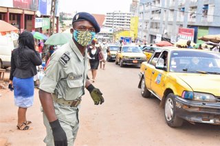 Archivo - Un Policía de servicio en la capital de Camerún.