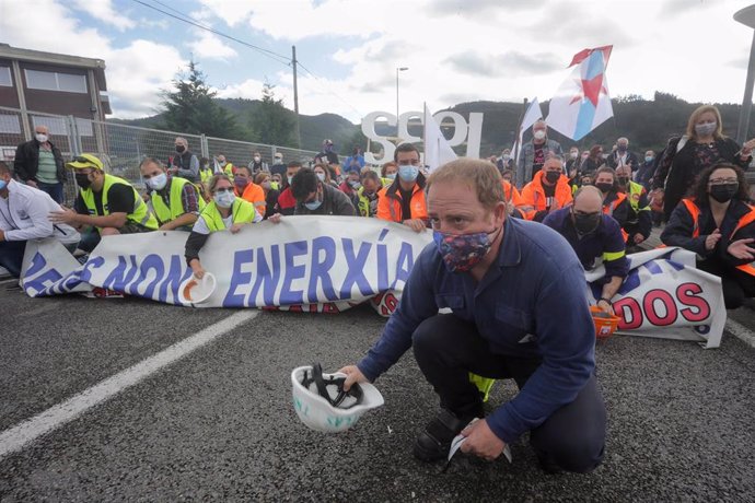 Archivo - El presidente del Comité de Empresa de Alcoa, José Antonio Zan, durante una manifestación por el futuro industrial de A Mariña, a 17 de octubre de 2021, en Viveiro, Lugo (Galicia). Viveiro acoge este domingo una manifestación convocada por los