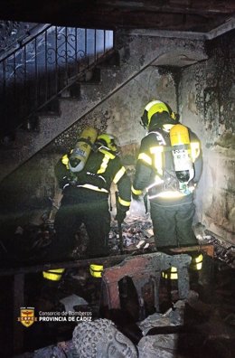 Bomberos en la vivienda donda ha fallecido una mujer a causa de un incendio en Trebujena.