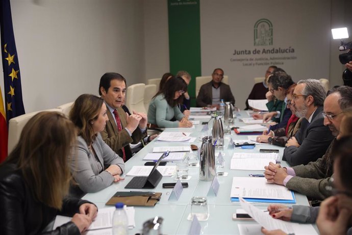 El consejero de Justicia, José Antonio Nieto, aborda con Letrados de Administración de Justicia los retos que plantea la futura Ley de Eficiencia Organizativa.
