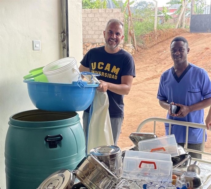 Archivo - Imagen de archivo de Manuel Pardo en una misión de cooperación internacional para la instalación de una clínica en Uganda