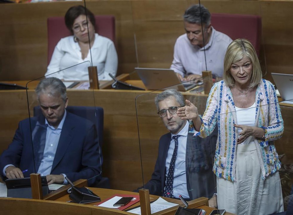 Archivo - La consellera de Justicia, Interior y Administración Pública, Gabriela Bravo, interviene durante una sesión de control