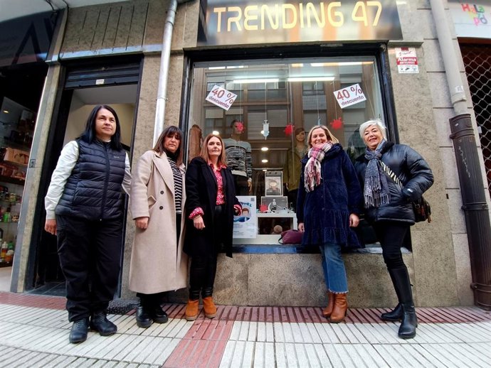 Amaia del Campo junto a responsables de las asociaciones de comercio de Barakaldo.