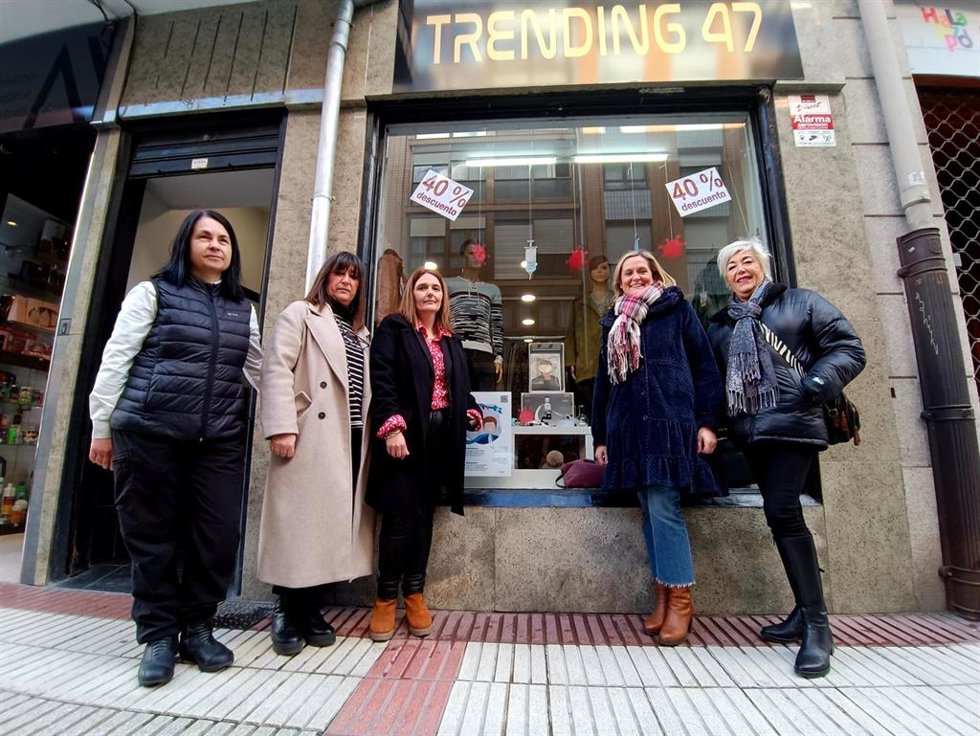 Amaia del Campo junto a responsables de las asociaciones de comercio de Barakaldo.