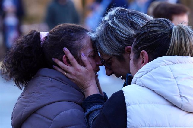 Imagen de familiares de la víctima durante la concentración.