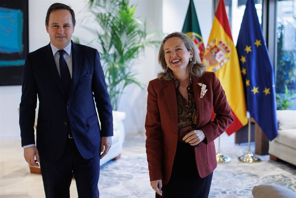 El ministro de finanzas de Portugal, Fernando Medina y la vicepresidenta primera y ministra de Asuntos Económicos y Transformación Digital, Nadia Calviño, a su llegada a participar en el evento 'Economic priorities for Europe in 2023', a 6 de febrero de