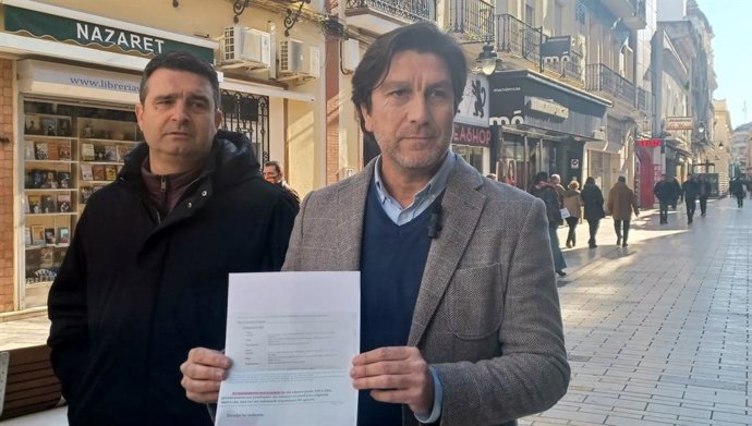El portavoz de la Ejecutiva Provincial del PSOE onubense y parlamentario andaluz, Enrique Gaviño, acompañado por el senador Amaro Huelva.