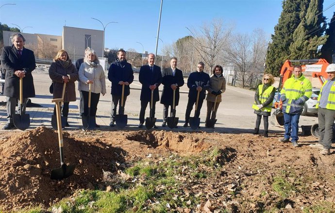 Colocación de la primera piedra del aparcamiento regulado que habra cerca del campus de Guadalajara