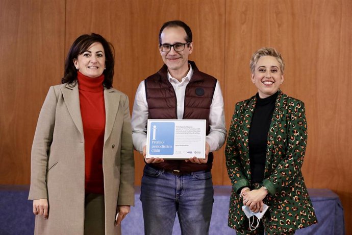 Andreu entrega al periodista Víctor Espuelas el I Premio de Periodismo Científico CIBIR que tiene como finalidad acercar a la ciudadanía la ciencia, tecnología e innovación