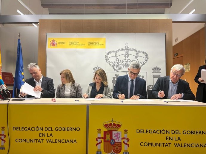 La ministra de Agenda Urbana, Raquel Sánchez; el conseller de Vivienda, Héctor Illueca; la delegada del Gobierno, Pilar Bernabé; el secretario general de Vivienda, David Lucas, y el alcalde de Valncia, Joan Ribó