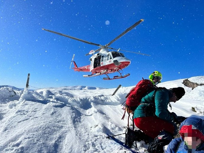 Helicóptero del Gobierno de Cantabria en una maniobra de rescate.