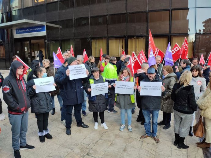 Concentración de UGT y CCOO para reivindicar la reactivación de todas las rutas de transporte del ERA.