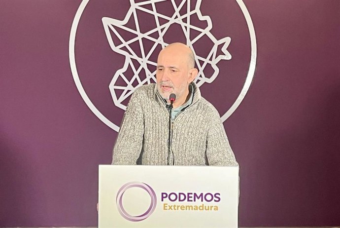 El portavoz de Podemos Extremadura, José Antonio González, en rueda de prensa