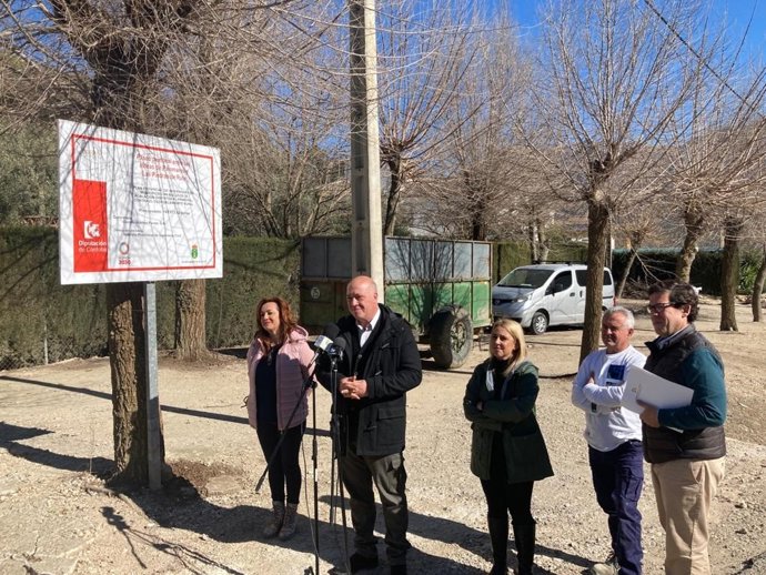 El presidente de la Diputación de Córdoba, Antonio Ruiz, visita el nuevo paseo peatonal entre las aldeas de Palomares y Las Piedras.