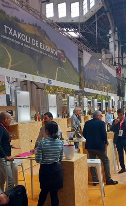 Stand de bodegas de Euskadi en Barcelona Wine Week.