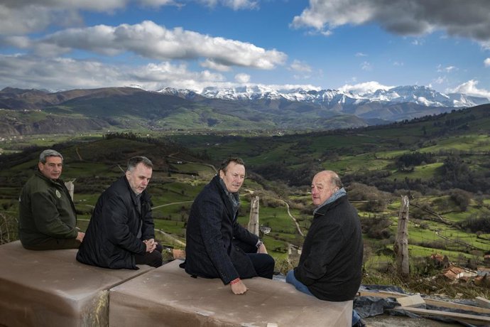 El consejero de Desarrollo Rural, Ganadería, Pesca, Alimentación y Medio Ambiente, Guillermo Blanco, visita las obras de construcción de un mirador en Aloños.