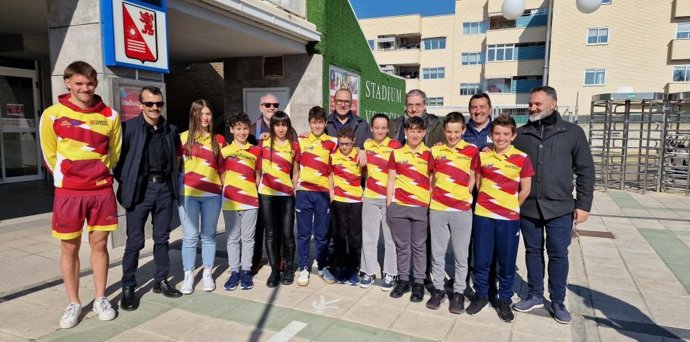 El consejero de Educación, Cultura y Deporte del Gobierno de Aragón, Felipe Faci, y el director general de Deporte, Mariano Soriano, han acompañado a los jóvenes triatletas que entrenan en el Stadium Venecia de Zaragoza