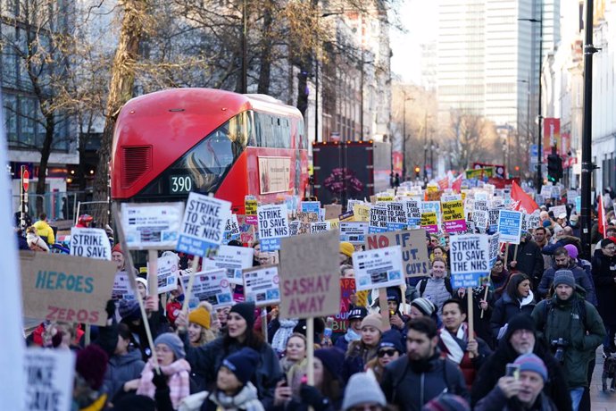 Manifestantes marchan por Londres hacia Downing Street durante la huelga de enfermeras contra el proyecto de ley de servicios mínimos durante las huelgas