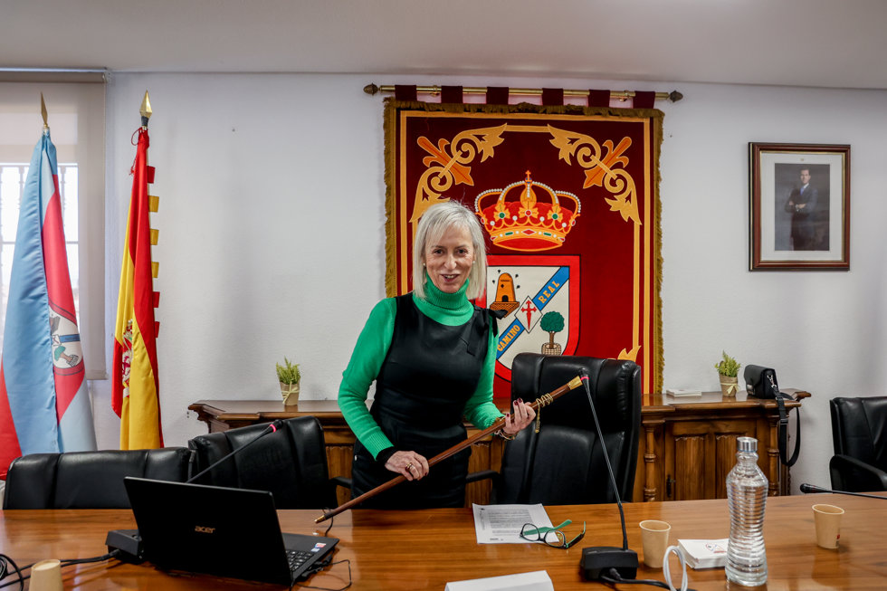 La candidata del PP a la Alcaldía de Colmenarejo, Nieves Roses, durante un pleno extraordinario para debatir la moción de censura en el Ayuntamiento de Colmenarejo, a 6 de febrero de 2023