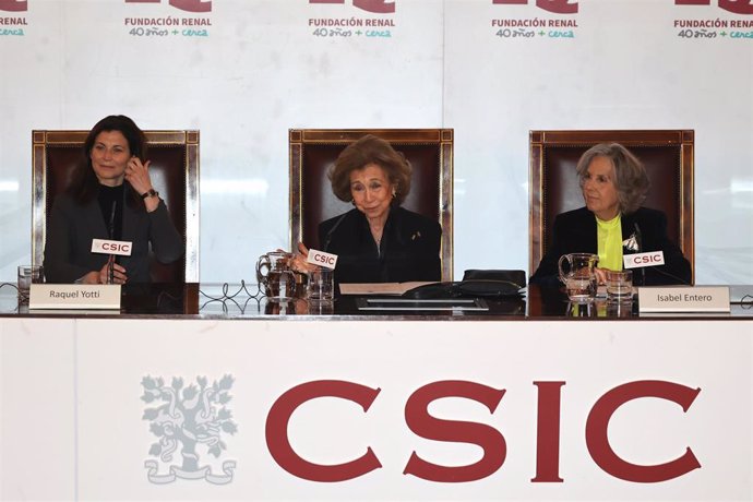 Raquel Yotti, la Reina Sofía y la presidenta de dicha fundación, Isabel Entero, durante la entrega de los premios de investigación de la Fundación Renal Íñigo Álvarez de Toledo celebrados en la sede CSIC, a 06 de febrero de 2023, en Madrid (España).