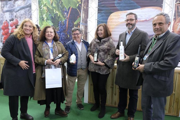 La presidenta del Govern, Francina Armengol, la consellera de Agricultura, Pesca y Alimentación, Mae de la Concha, y el alcalde José Hila, en su visita a Horeca Mallorca 2023