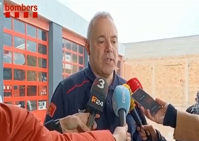 El jefe de la Región de Emergencias de Terres de l'Ebre (Tarragona), Ricard Expósito, informa a los periodistas sobre los trabajos de los Bombers en la extinción del fuego de Bítem (Tarragona)