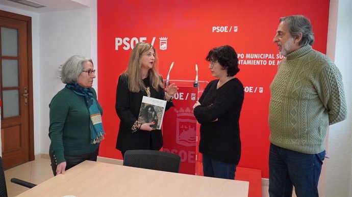 Las ediles socialistas Lorena Doña y Maria Carmen Sánchez, junto a Maribel Brenes y Rafael Molina, reconocida historiadora y representante del colectivo memorialista Contra el Silencio y el Olvido de Málaga respectivamente