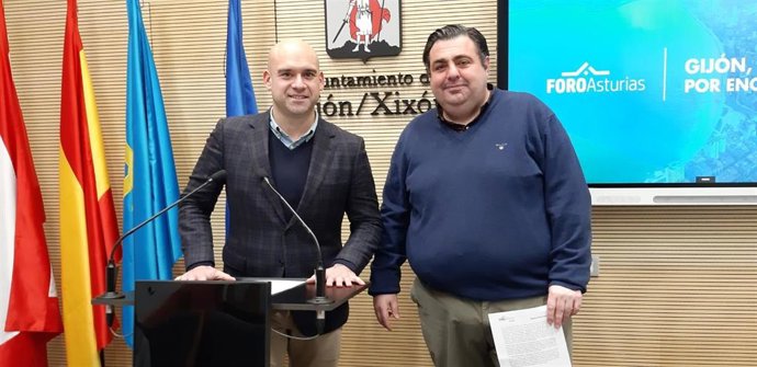 El portavoz del Grupo Municipal de Foro Asturias en el Ayuntamiento de Gijón, Jesús Martínez Salvador (izda), acompañado del edil de su grupo Pelayo Barcia