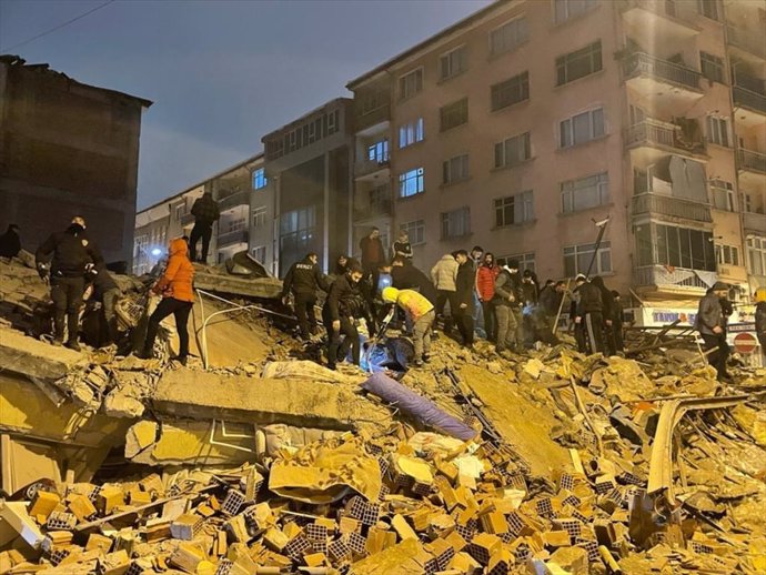 Un grup de persones busca a possibles víctimes a Turquia després d'un terratrmol de magnitud 7,4 en l'escala oberta de Richter prop de la frontera amb Síria