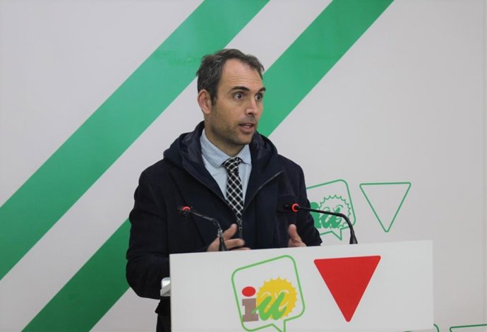 El coordinador general de IU Andalucía, Toni Valero, este lunes en rueda de prensa.