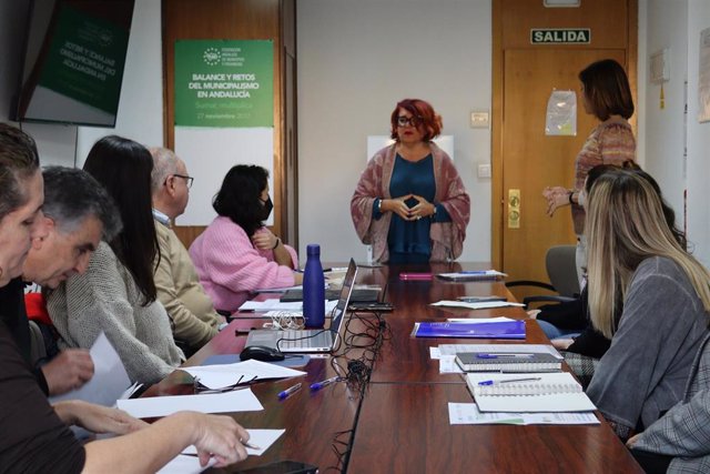 Reunión de la Federación Andaluza de Municipios y Provincias (FAMP) con distintas entidades en torno al proyecto 'Internisa' para mejorar la empleabilidad femenina.