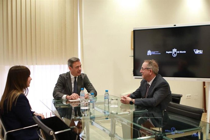El consejero de Presidencia, Turismo, Cultura, Juventud, Deportes y Portavocía, Marcos Ortuño,durante la reunión con los representantes de los letrados de Justicia en la Región.