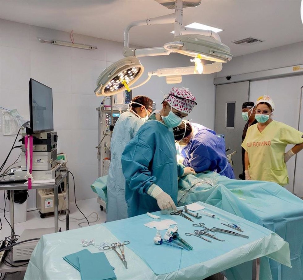 Una intervención quirúrgica en el marco de la expedición.
