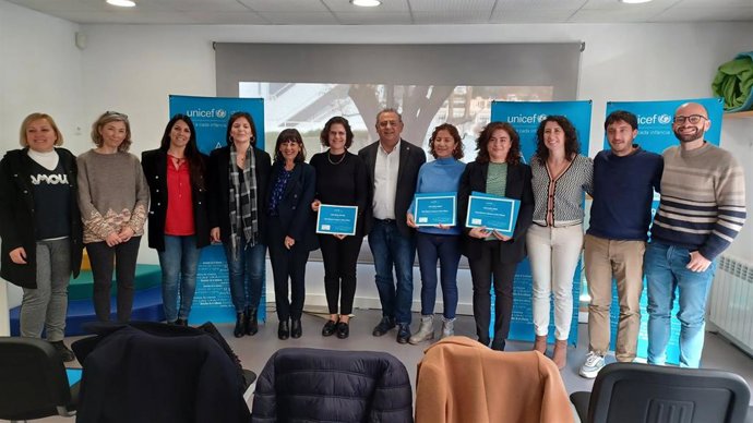 El alcalde de Calvi, Alfonso Rodríguez; la presidenta del Comité de Unicef en Baleares, Mercedes del Pozo; y la directora general de Primera Infancia, Innovación y Comunidad Educativa, Amanda Fernández, durante la entrega de diplomas