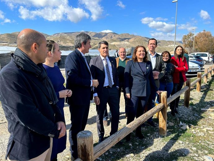 El delegado de Gobierno en Andalucía, Pedro Fernández, la consejera de Agricultura, Carmen Crespo, y el alcalde de Adra, Manuel Cortés, visitan el Río Adra.