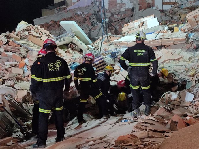 Bomberos de IAE participan en las labores de emergencia tras el derrumbe de un edificio de Peñíscola en agosto de 2021