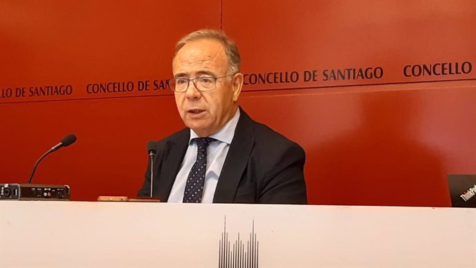 Archivo - El alcalde de Santiago, Xosé Sánchez Bugallo, en rueda de prensa.