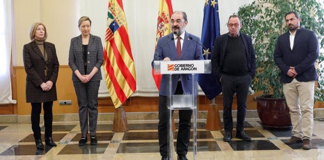 El presidente de Aragón, Javier Lambán, acompañado por la consejera de Economía, Planificación y Empleo, Marta Gastón, y responsables de la multinacional Scanmetals.