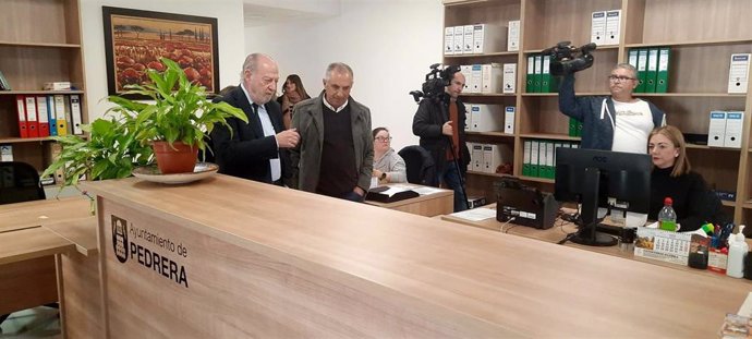 El presidente de la Diputación de Sevilla, Fernando Rodríguez Villalobos, primero por la izquierda, en su visita institucional a Pedrera.