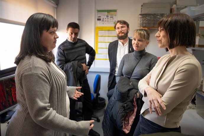 La ministra de Ciencia e Innovación, Diana Morant, se reúne con cuatro investigadores ucranianos acogidos en España que desarrollan su trabajo en el CSIC.