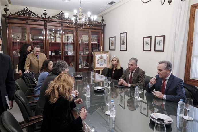 Sanz se reúne con el decano del Colegio de Abogados de Sevilla