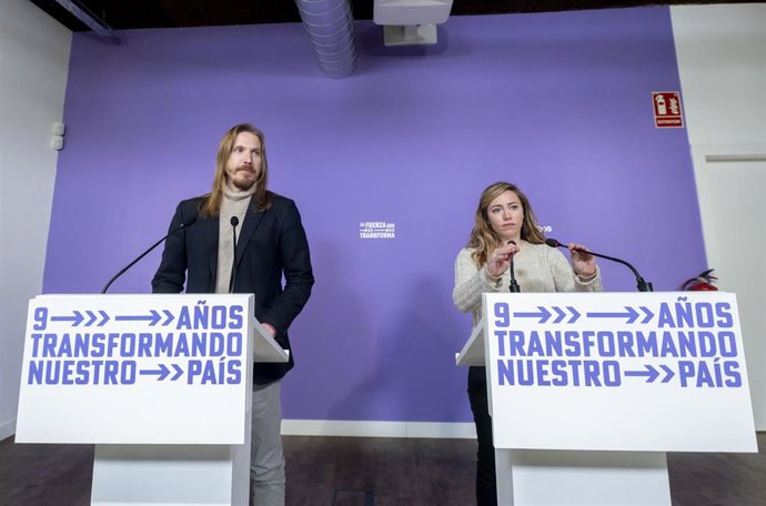 El portavoz de Podemos, Pablo Fernández, y la secretaria de Acción Institucional de Podemos, María Teresa Pérez, ofrecen una rueda de prensa, a 6 de febrero de 2023, en Madrid (España).